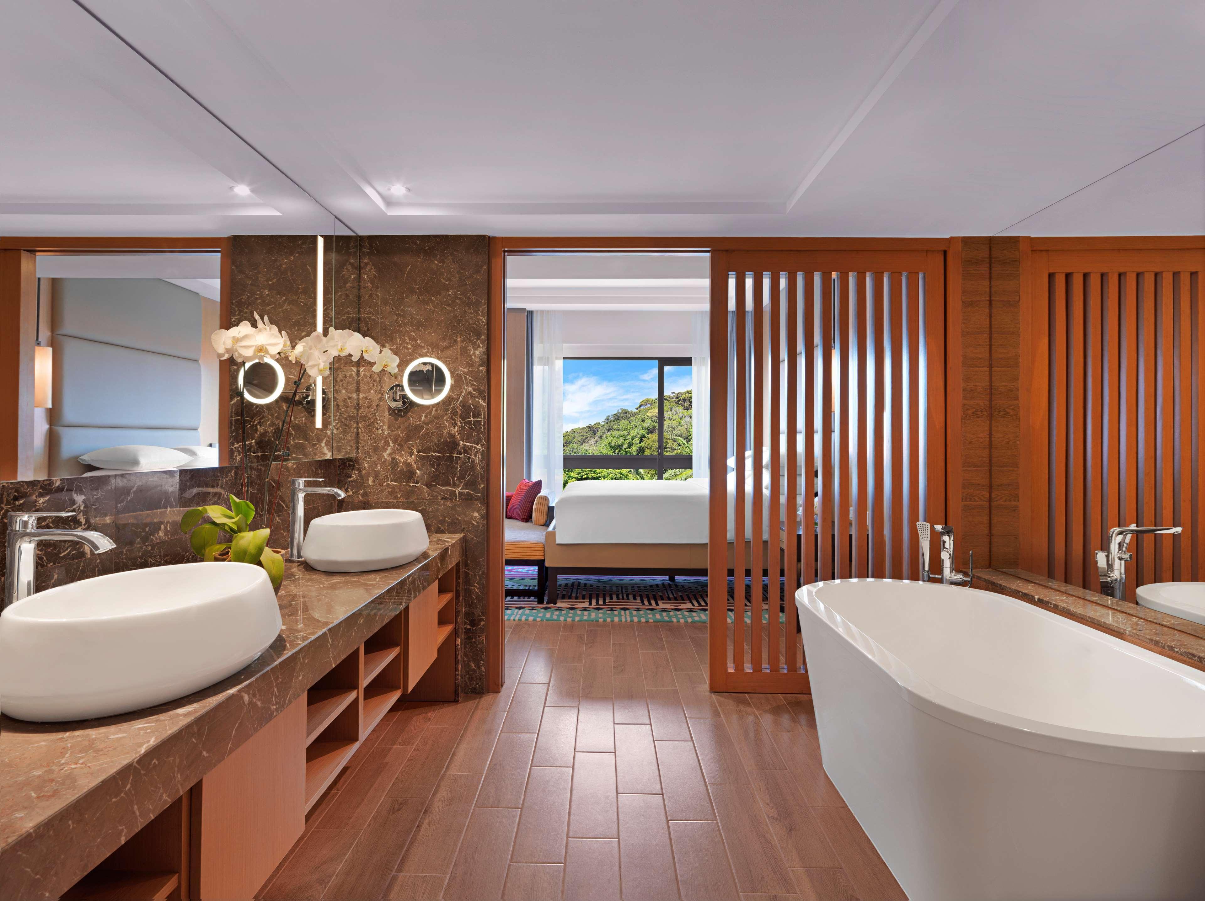 Hyatt Regency Kuantan Resort Exterior foto Deluxe Suite bathroom