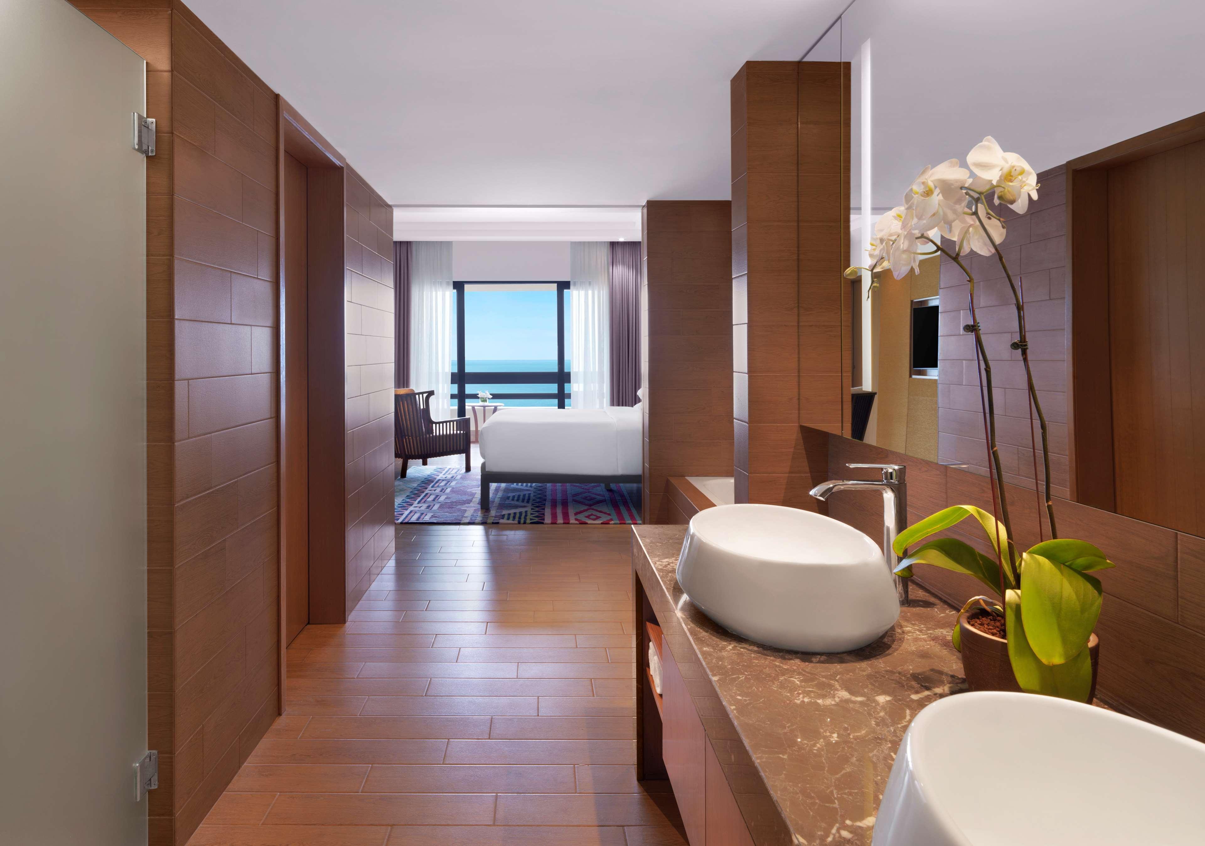 Hyatt Regency Kuantan Resort Exterior foto A bathroom at the hotel