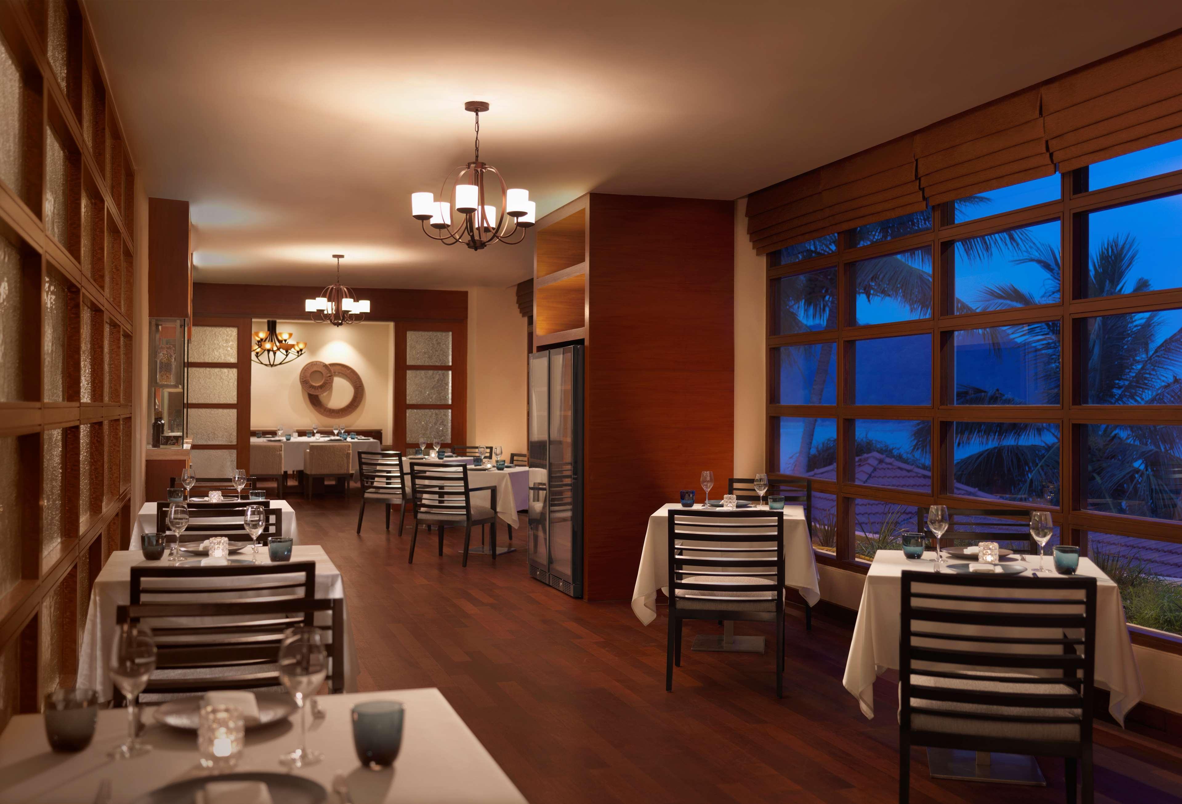 Hyatt Regency Kuantan Resort Exterior foto Restaurant at the Taj Bengal