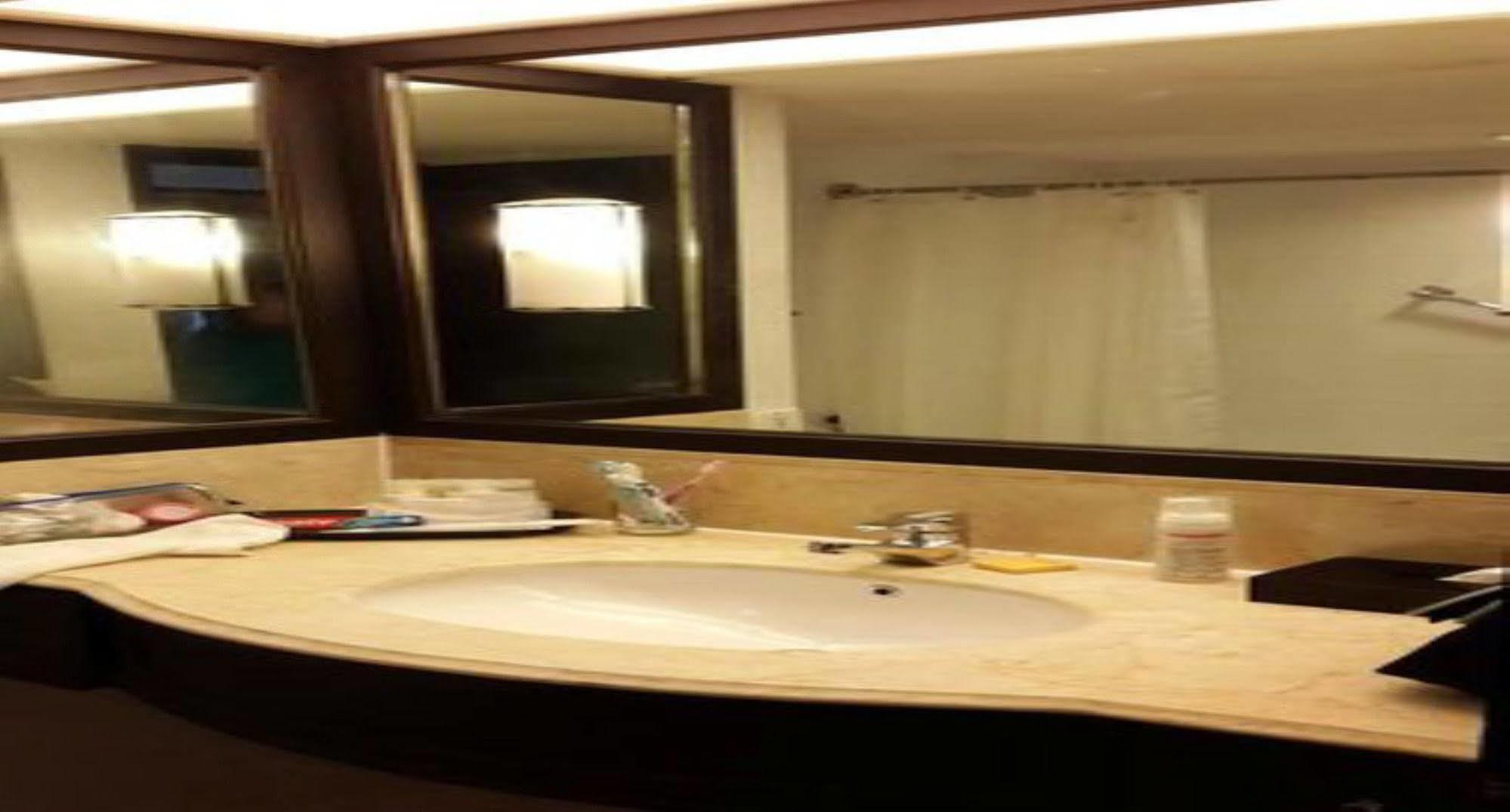 Hyatt Regency Kuantan Resort Exterior foto Bathroom in a hotel